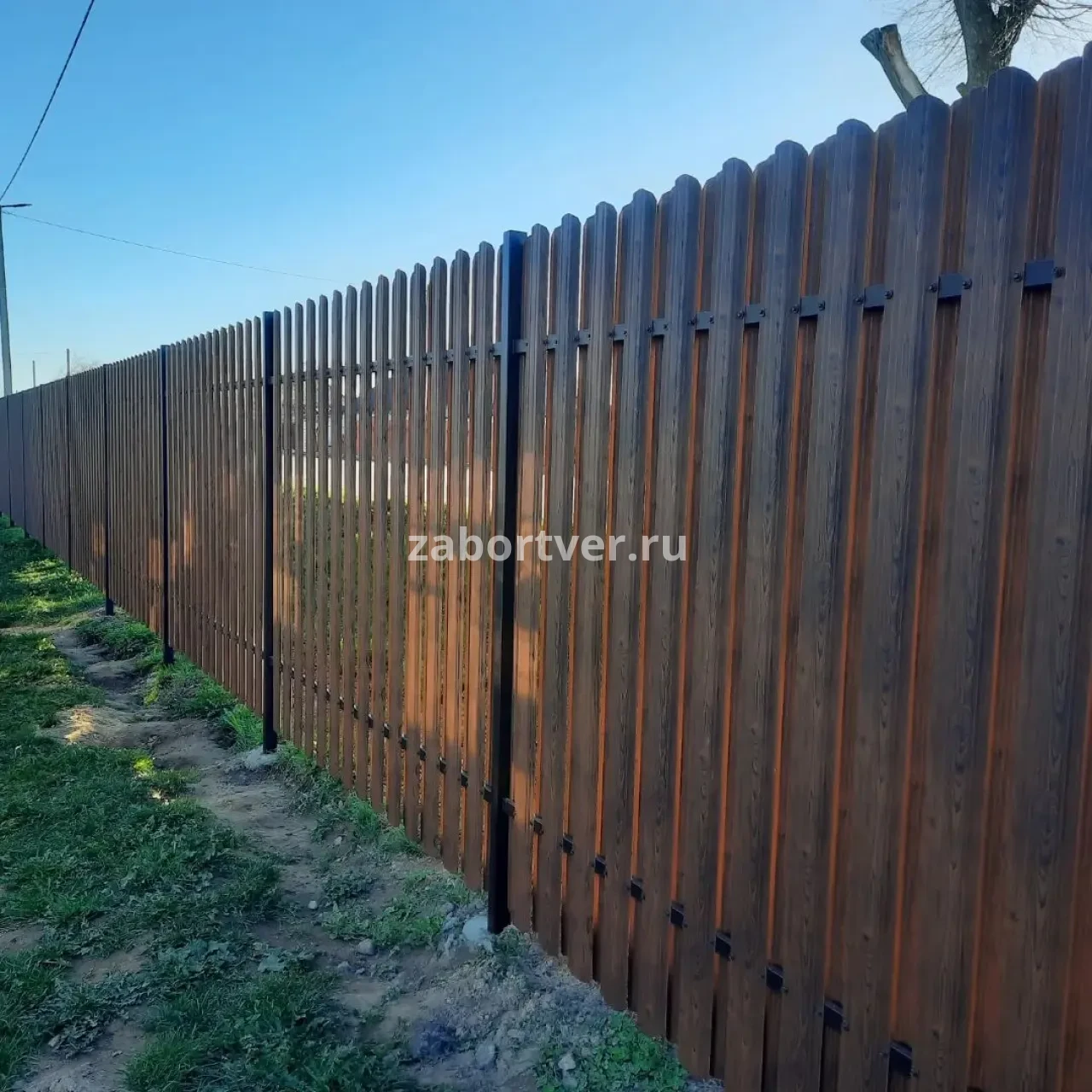 Фото из металлического евроштакетника с покраской под дерево